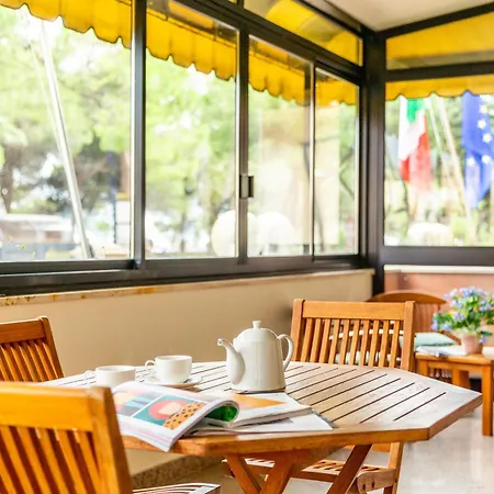 מלון & Venezia 2000