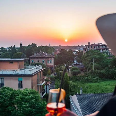 מלון & Venezia 2000