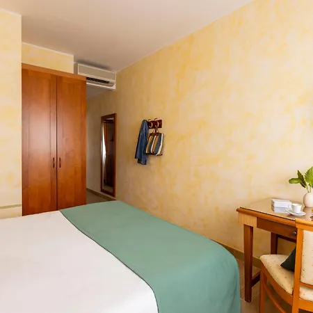 מלון & Venezia 2000